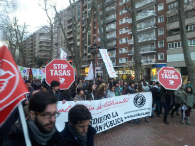 La lluvia ha respetado el recorrido de la manifestación.