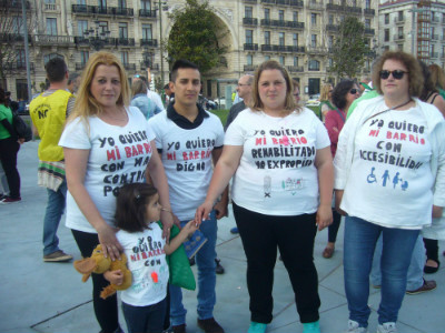 Los vecinos de Antonio de Cabezón y Francisco Giner vistieron camisetas en las que exponían sus reivindicaciones.