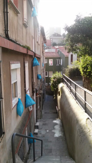 Los vecinos ya están preparando la visita del sábado, colocando bolsas de basura en las fachadas de los edificio, un símbolo creado por ellos para denunciar el abandono de esa zona de Santander.