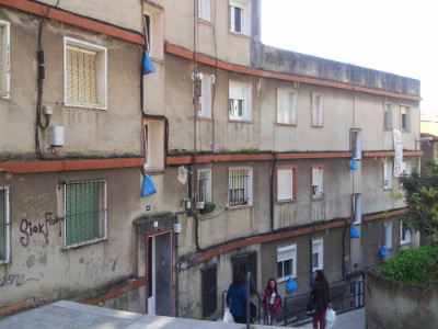 Las bolsas de basura en la ventana ya son un símbolo en Antonio de Cabezón.