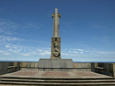 El monumento a los caídos del bando nacional en la Avenida del Faro, en Cabo Mayor.