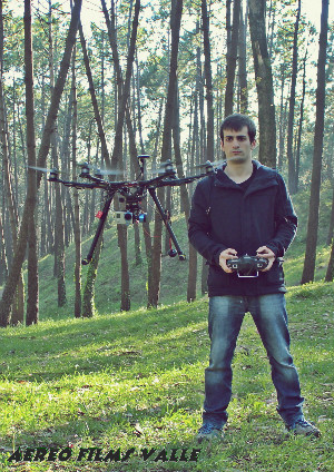 Jonathan Valle pilotando uno de sus drones. Foto: Aéreo Films Valle