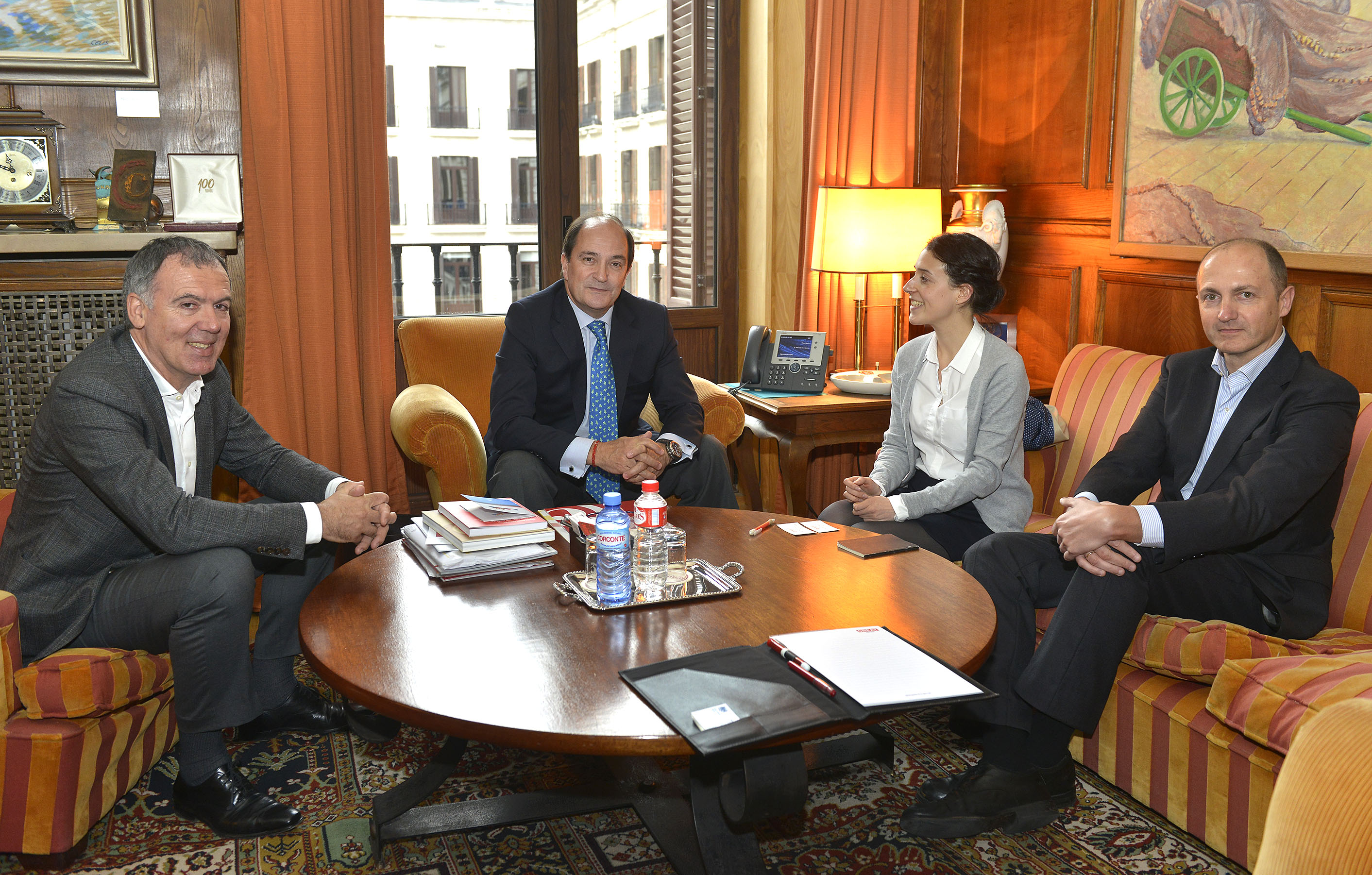 Vidal de la Peña y Piñeiro, en una reunión de trabajo con representantes de la embajada y el cónsul británico