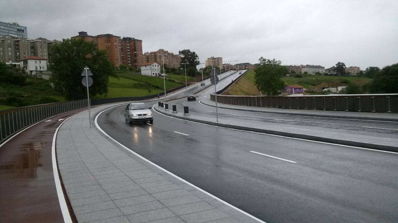 Ya circulan coches por el vial de Amparo