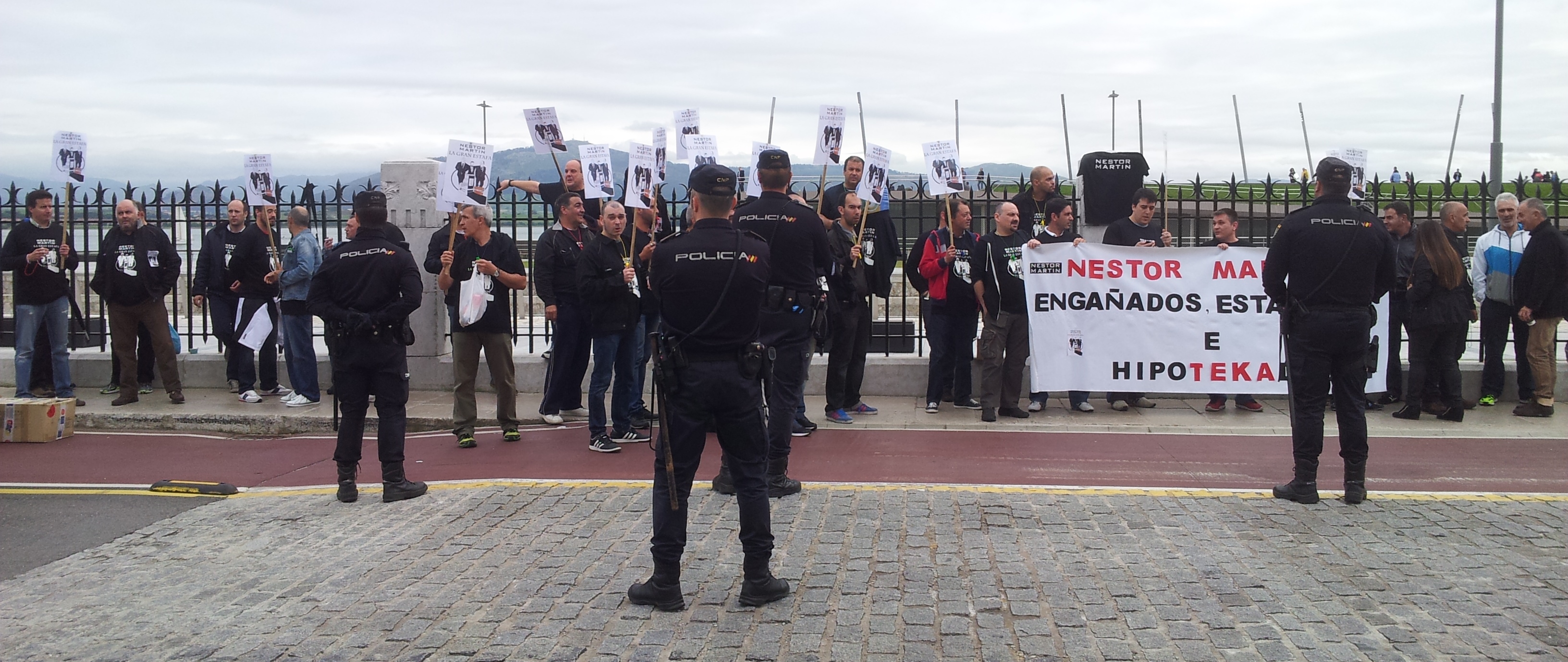 Durante la campaña electoral, los trabajadores trataron de protestar en un mitin de Mariano Rajoy, pero la fuerte presencia policial les impidió acercarse al presidente.