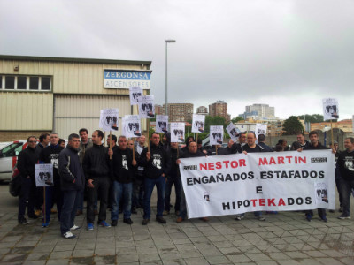 Los trabajadores de Nestor Martin protestando por su situación.