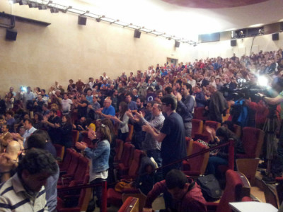 El público se ha puesto pie, gritando 'Sí se puede' tras el discurso de Errejón.