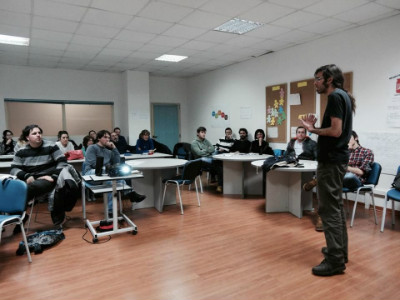 Álvaro de la Hoz durante una de las clases de montaje. Foto: El Cine en Tus Manos.