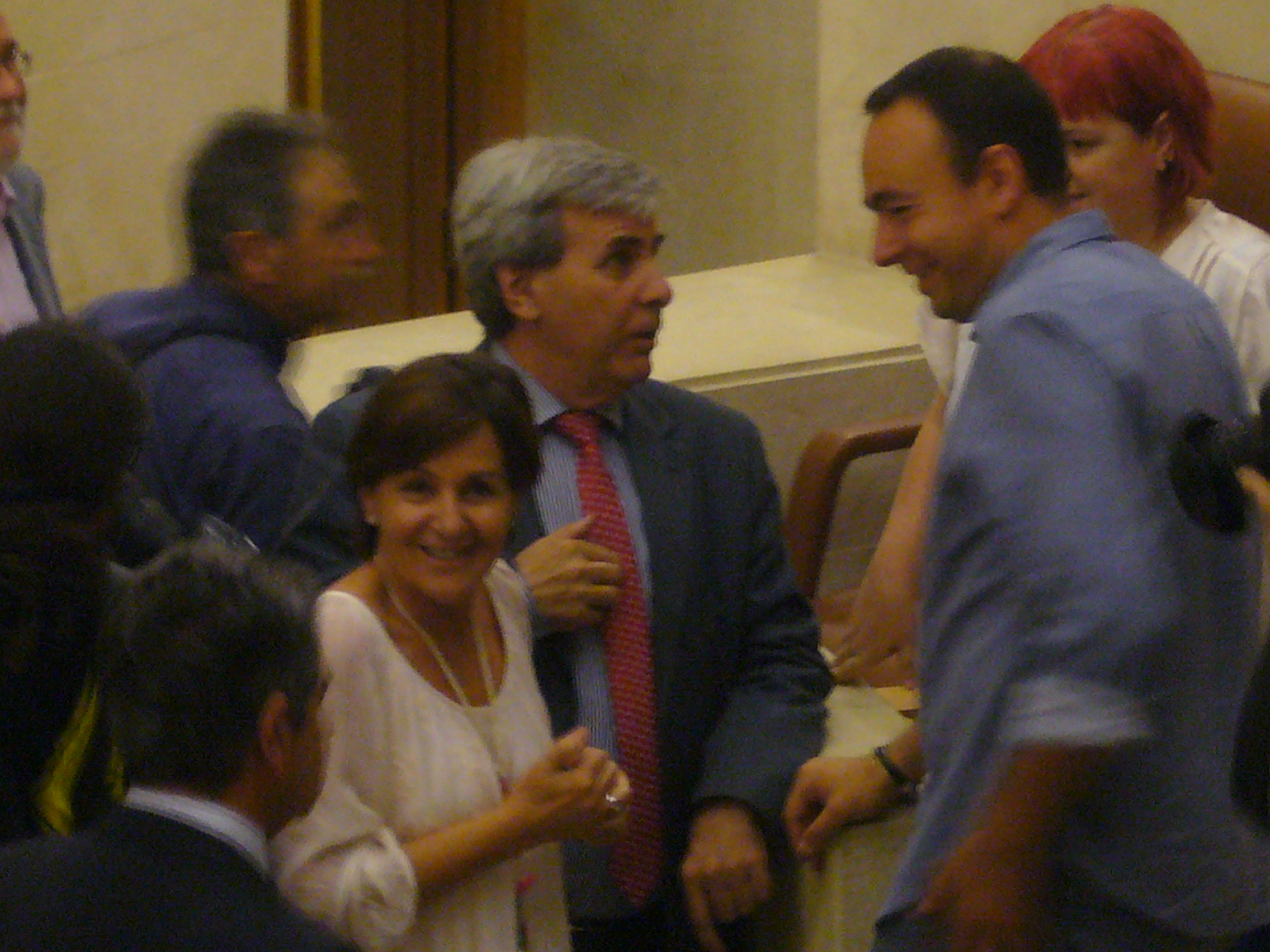 Lola Gorostiaga (PSOE), Rafael de la Sierra (PRC) y José Ramón Blanco (Podemos) al inicio de la sesión parlamentaria.