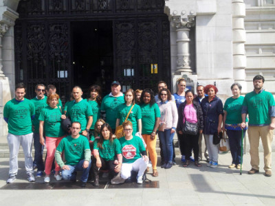 La PAH de Santander se ha concentrado hoy frente al Ayuntamiento de Santander para rebatir las afirmaciones de Iñigo de la Serna.