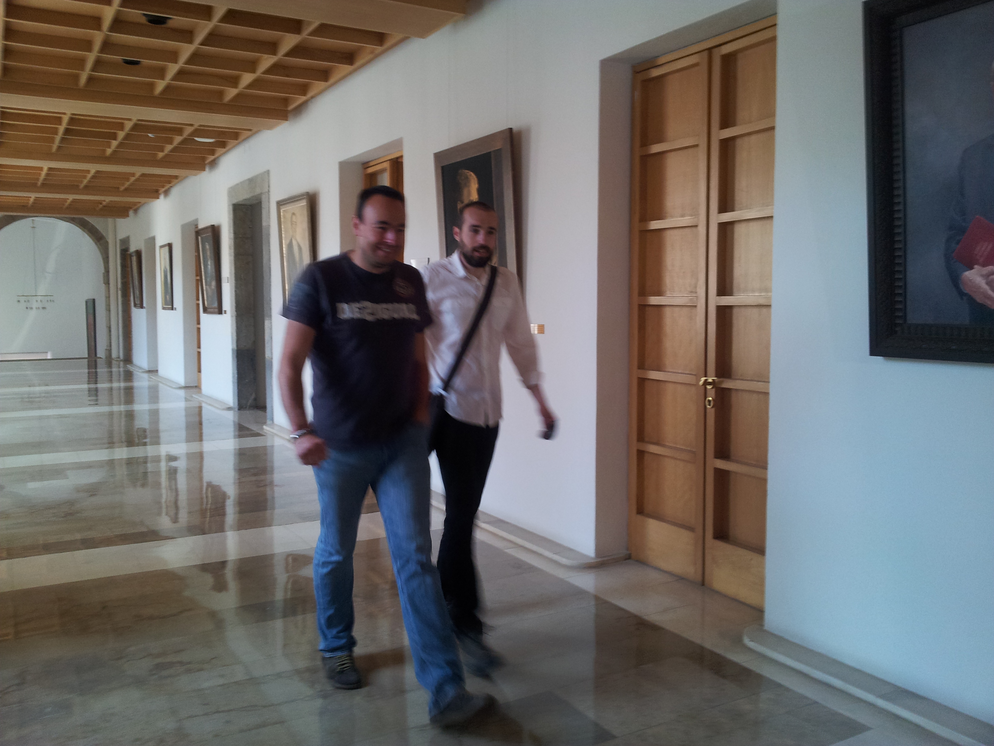 José Ramón Blanco y el portavoz de Podemos, Óscar Manteca, llegando a la reunión con Lola Gorostiaga.