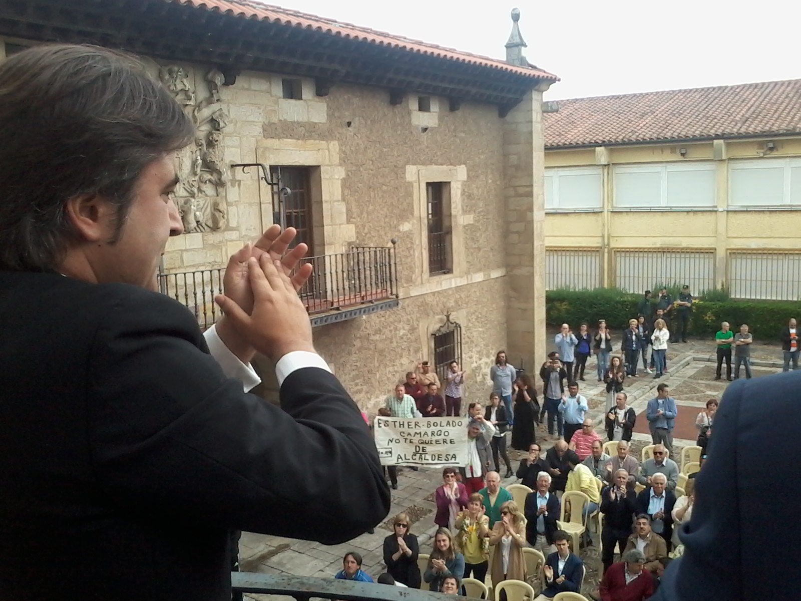 El ya ex alcalde de Camargo saluda desde el balcón a los manifestantes que abucheaban a su sucesora