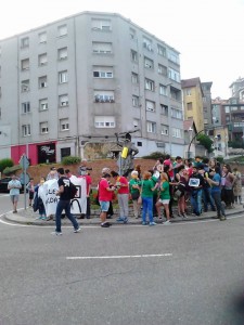 Manifestantes amordazan a la estatua de la pescadora situada junto al túnel de Tetuán.