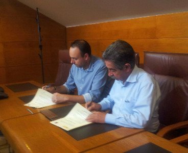 José Ramón Blanco y Miguel Ángel Revilla firman el pacto de investidura.