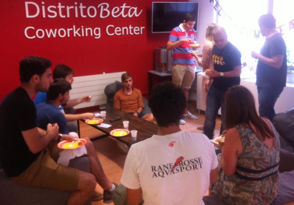 Los integrantes de Distrito Beta celebrando el cumpleaños de uno de ellos.