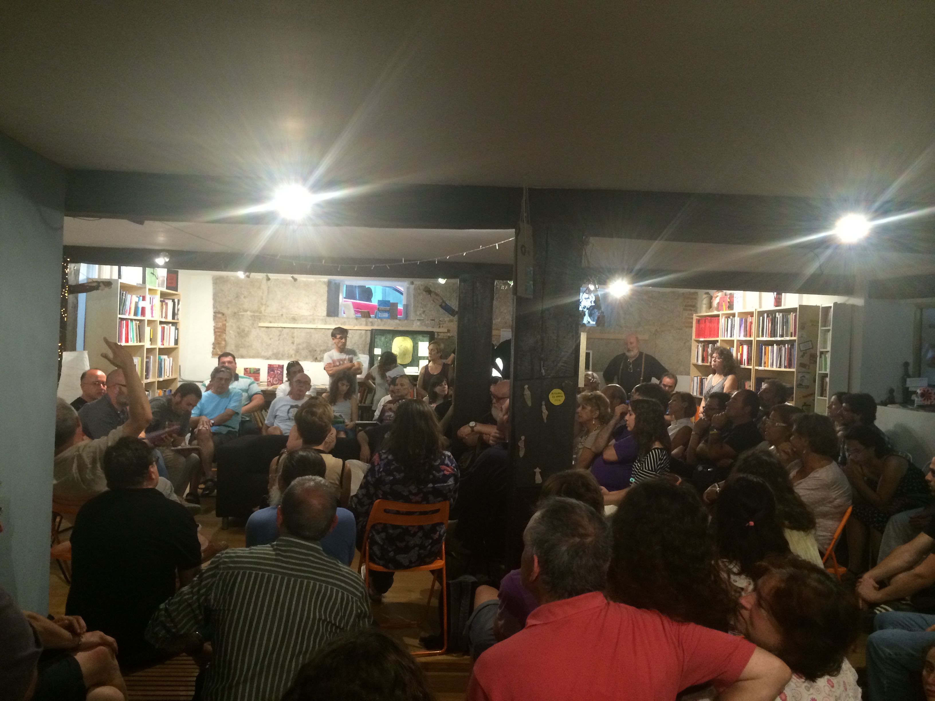 La librería 'La Vorágine' repleta de asistentes