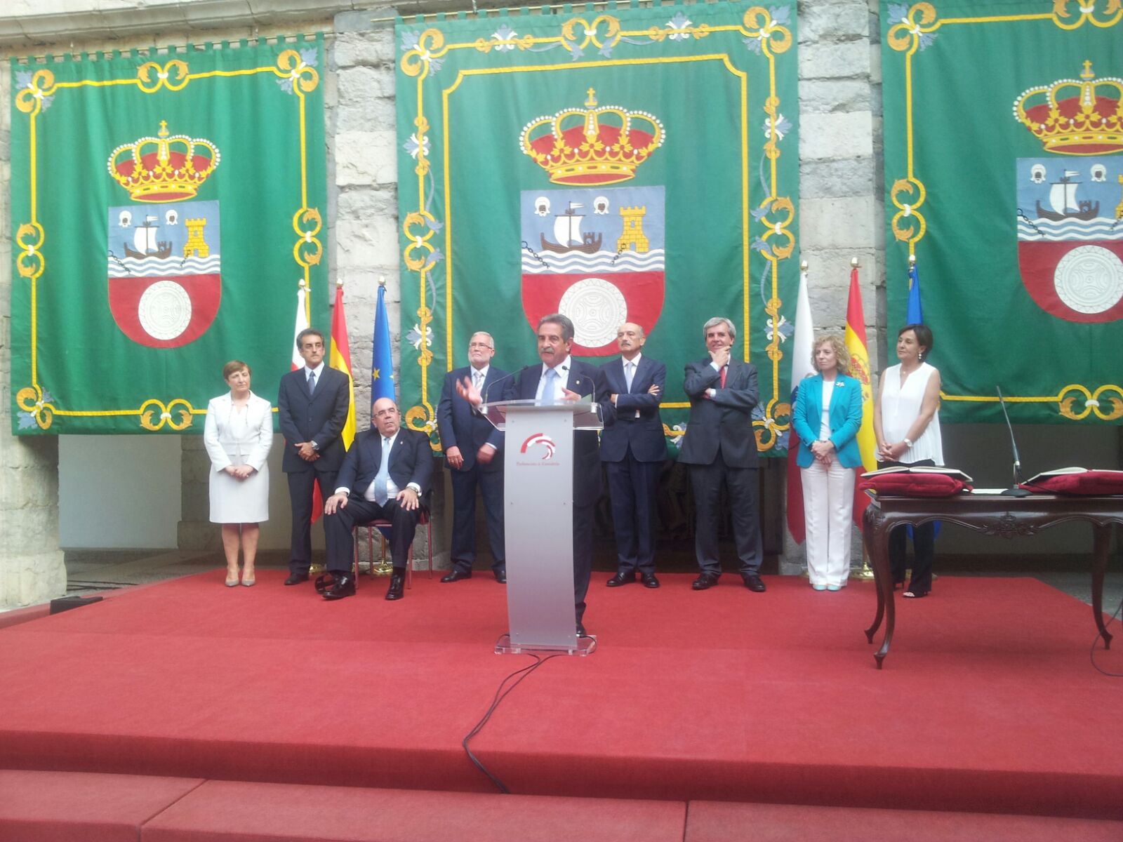 Los miembros del Gobierno de Cantabria