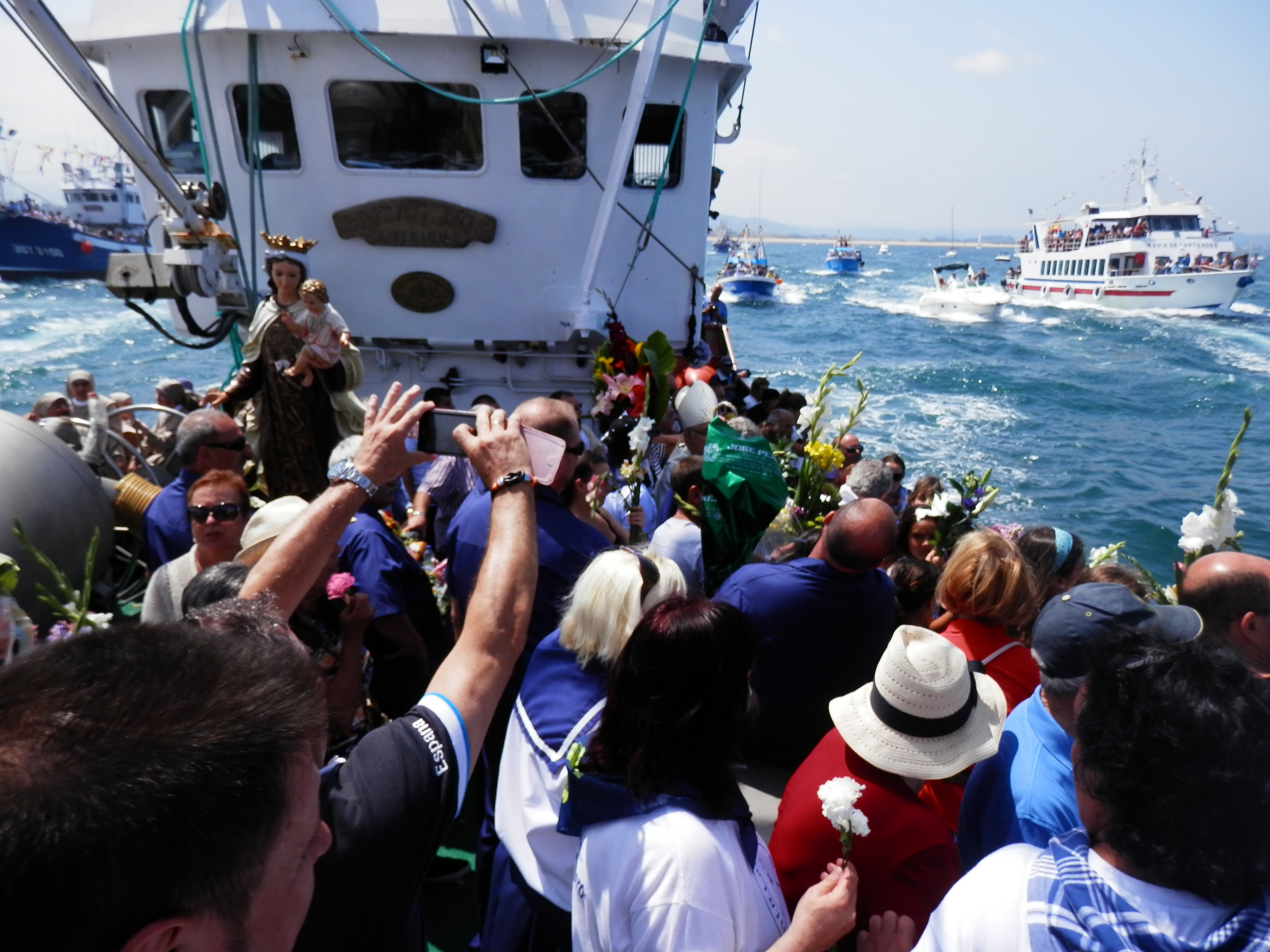 Ofrenda floral en la isla de Mouro.