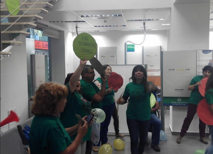 Miembros de la PAH reclamando en una oficina bancaria.