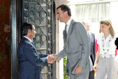 Miguel Ángel Revilla y los reyes, cuando aún eran Príncipes de Asturias, en  una visita a Cantabria en 2009.