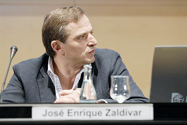 José Enrique Zaldivar en una conferencia.