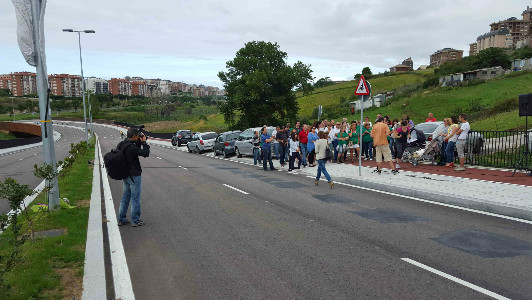 Los manifestantes recordaron a Amparo en un vial en el que pasaron una decena de coches durante la hora que allí estuvieron.