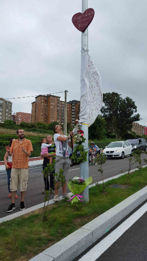 Tras la inauguración del vial, los colectivos vecinales y la familia de Amparo pusieron una placa que recuerda a la lucha de la anciana en el punto donde estaba su casa.