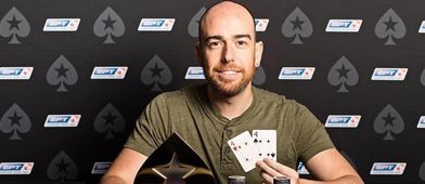 Javier tazón con el trofeo del 'High Roller del Estrellas Poker Tour'.