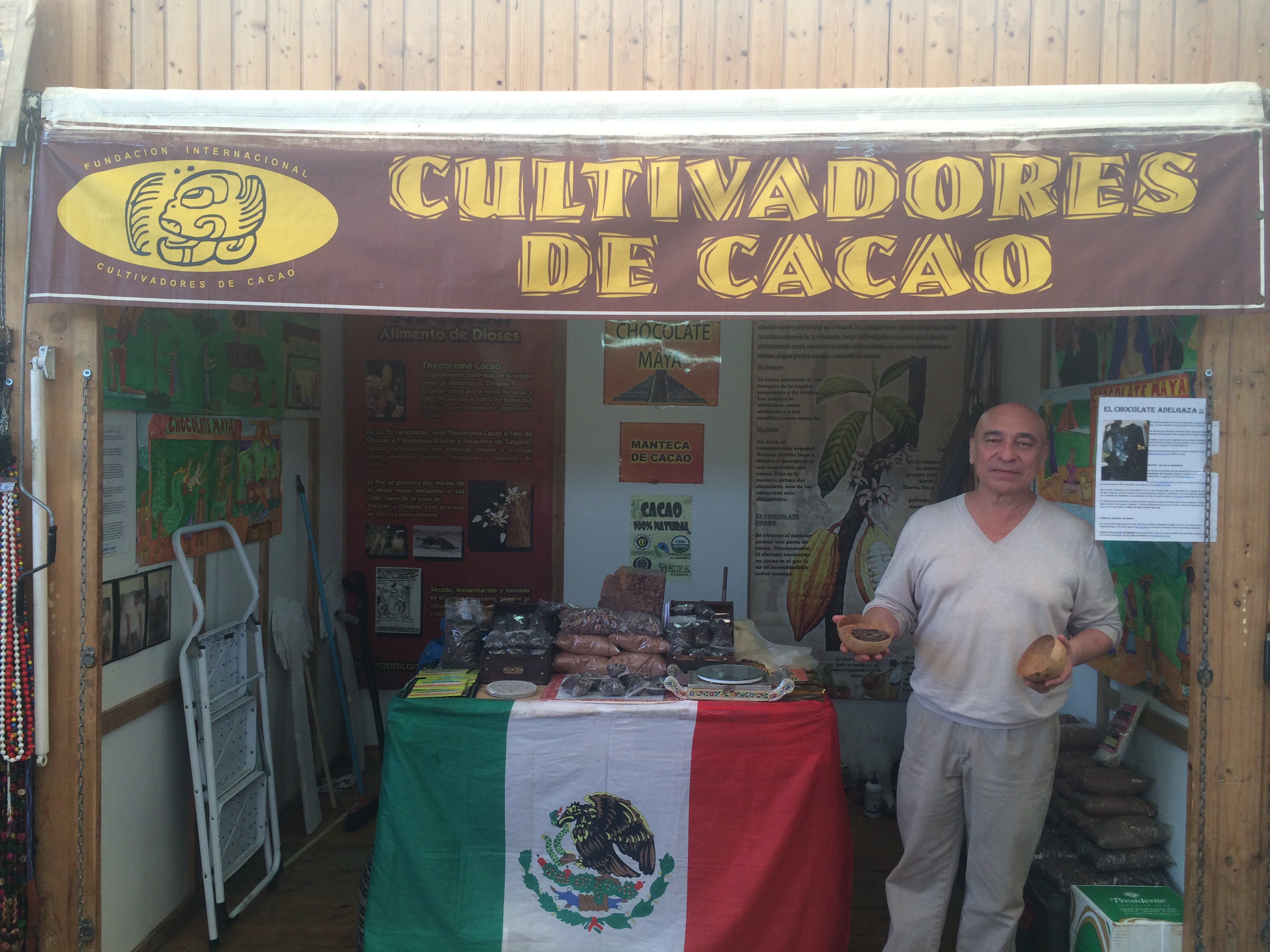 Guillerm Xiu en su puesto del chocolate maya