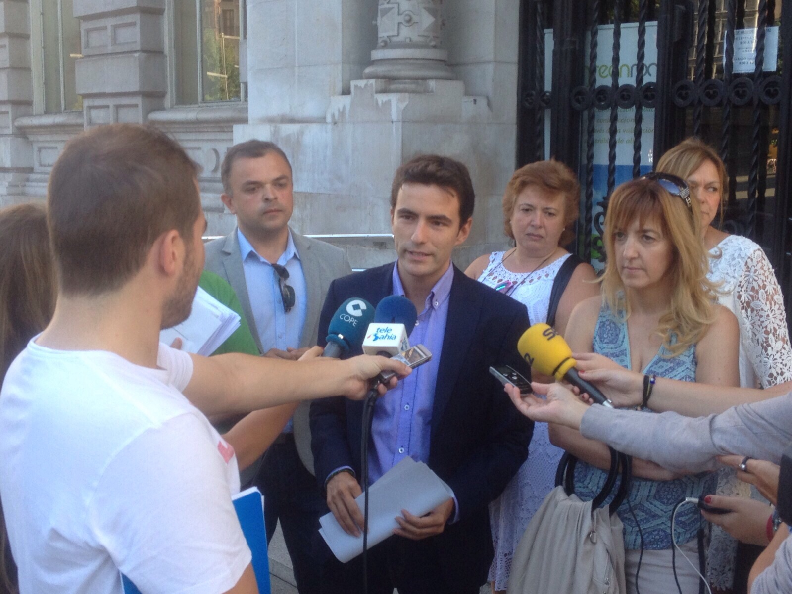 Pedro Caseres, ante la puerta del Ayuntamiento de Santander, atendiendo a los medios de comunicación