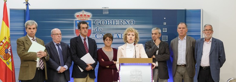 Eva Díaz Tezanos junto a los componentes de la Mesa del Diálogo Social.