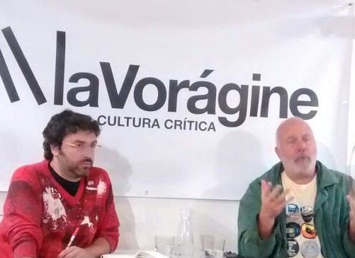 Ramón Lobo en el acto de La Vorágine, en el que fue presentado por Oscar Allende