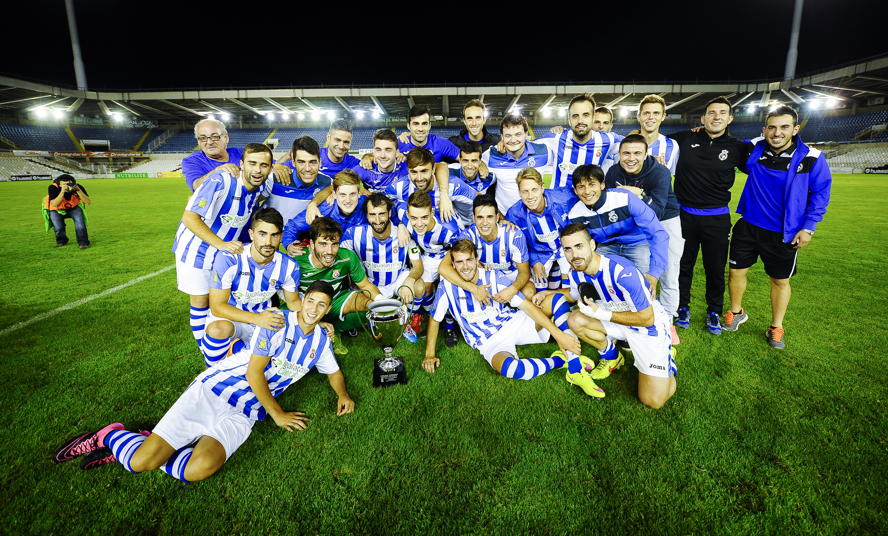 Los jugadores de la Gimnástica celebrando un triunfo que acaba con una mala racha para el equipo torrelaveguense.