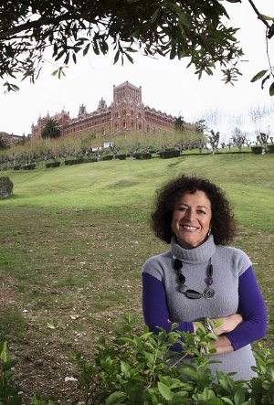 Teresa Noceda, con la Universidad Pontificia al fondo