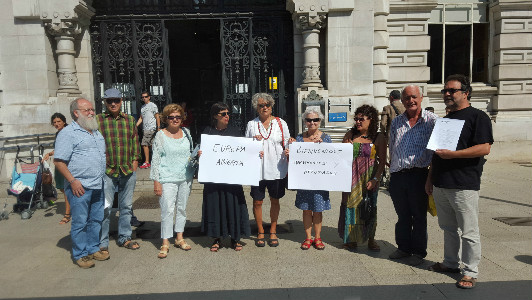 Algunos activistas se han concentrado a las puertas del Ayuntamiento pidiendo una Europa abierta a los refugiados de la guerra.