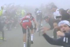 La Vuelta a España llega hasta Alto Campoo, con niebla, mucho público, pero sin apenas espectáculo