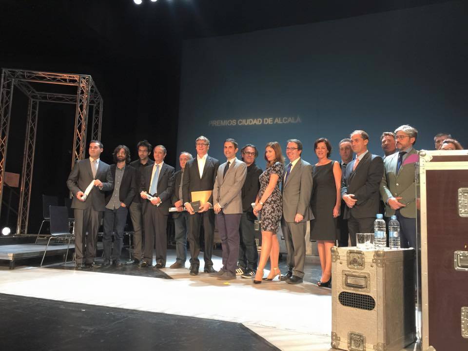 A la izquierda, Marcos Díez Manrique y Juan Gómez Bárcena en la entrega de los Premios Ciudad de Alcalá 2015.