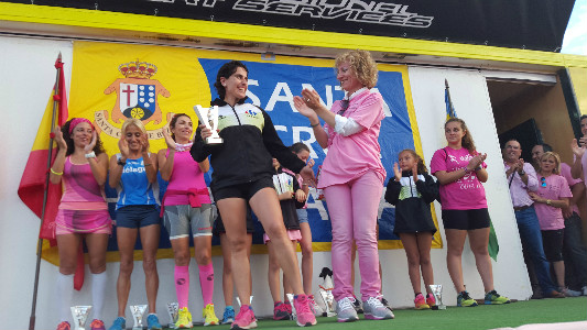 Pilar Alonso, ganadora de la carrera, con Eva Díaz Tezanos y las demás ganadoras.