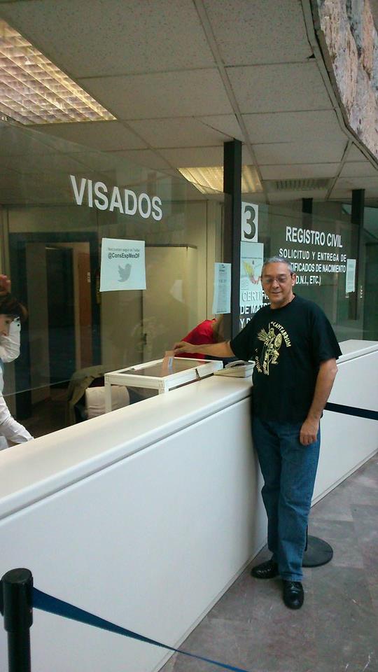 Alain Rasilla votando en el consulado de México.