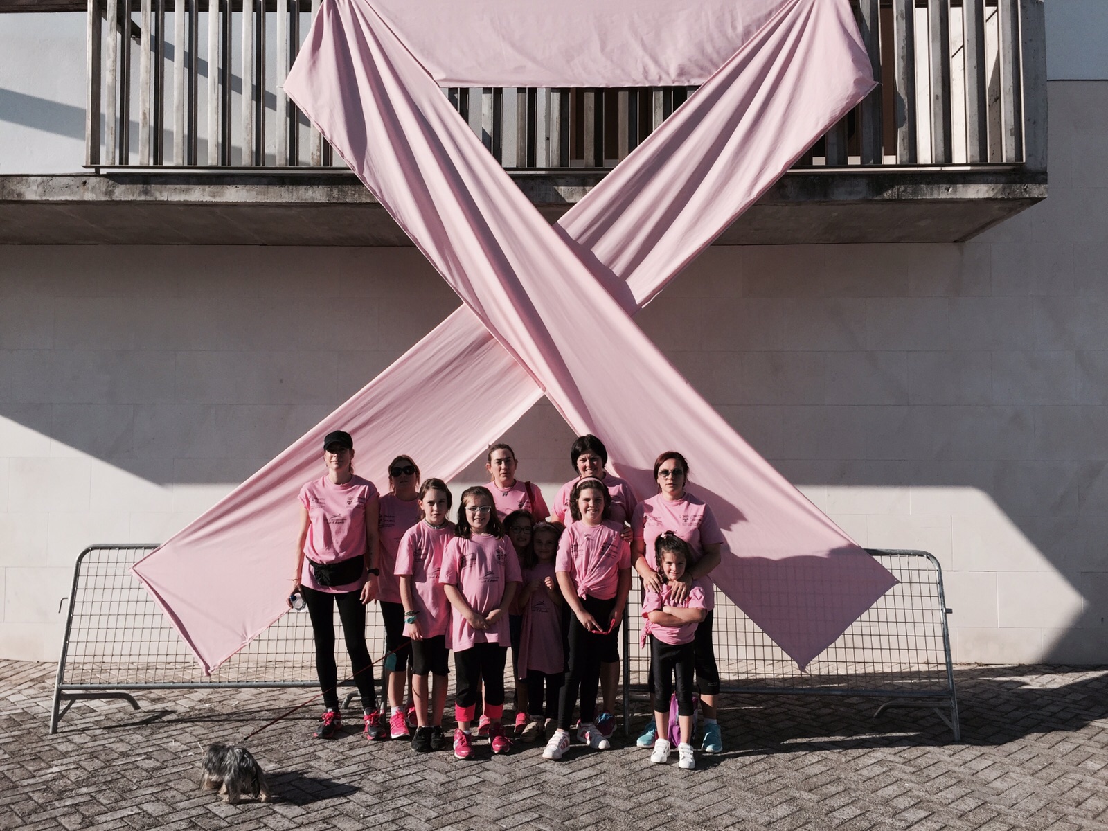 Una familia que ha corrido en solidaridad con las enfermas de cáncer de mama.