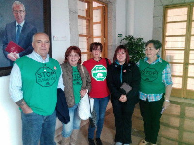 Miembros de la PAH este miércoles en el Parlamento de Cantabria.