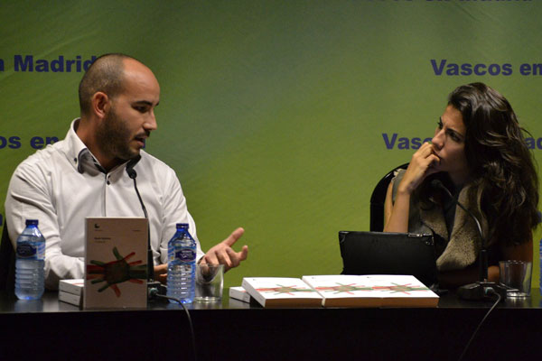 Borja Ventura y Ana Pastor, durante la presentación de 'Guztiak' en Madrid. Foto: Libros.com