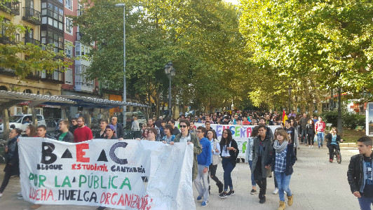 El Bloque Estudiantil de Cantabria ha protestado contra los recortes, las tasas universitarias y las prácticas no remuneradas.