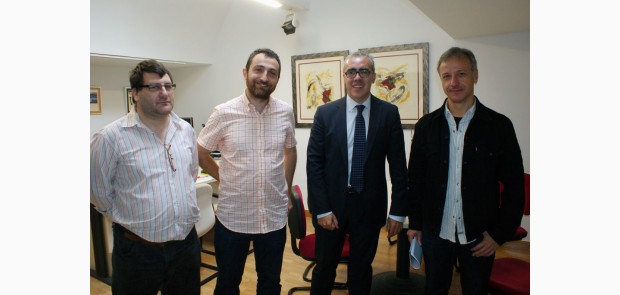 Pedro Hernando, segundo de la derecha, con los representantes de ADIC.