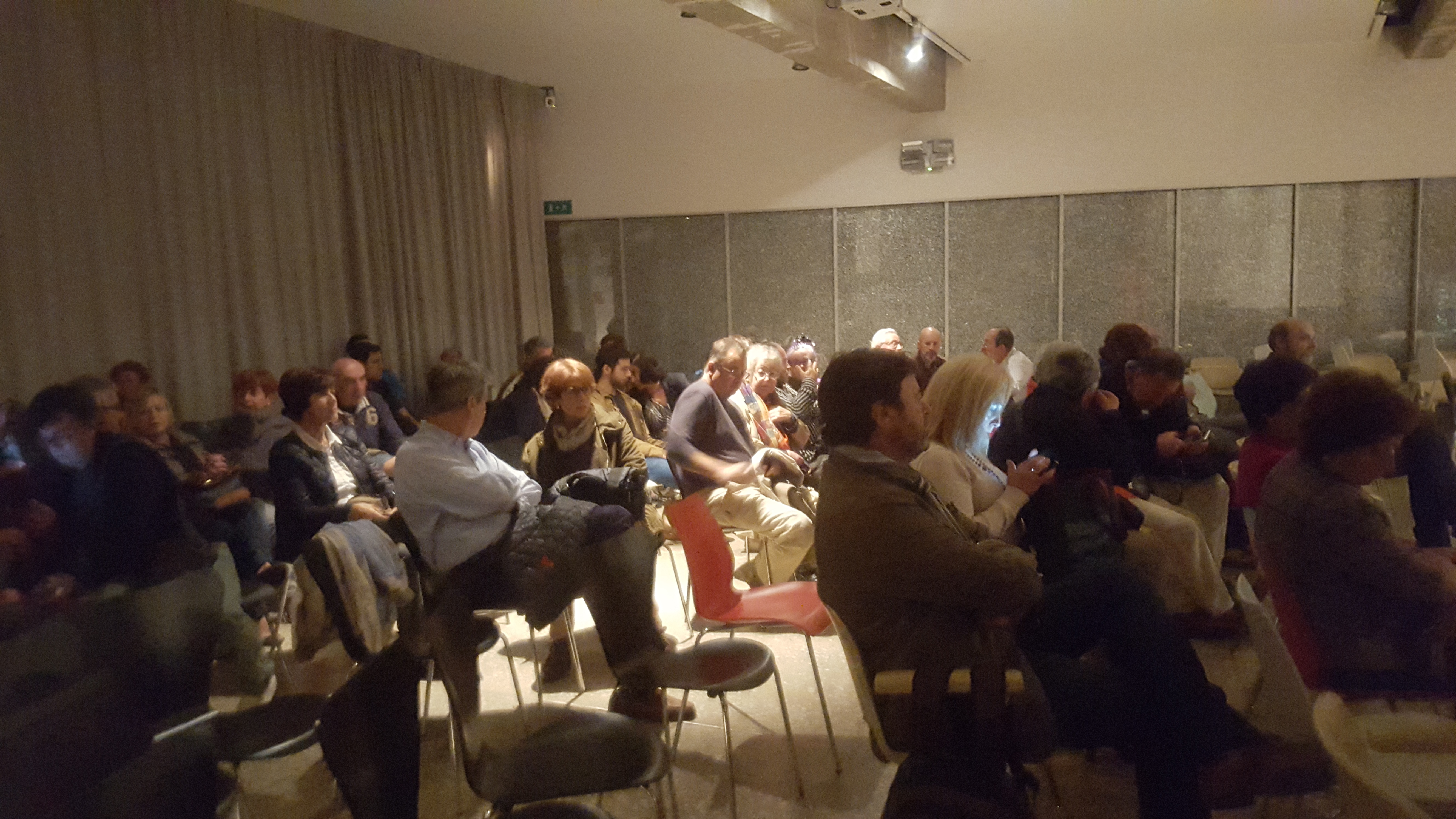 Los asistentes han llenado la sala del Colegio de Arquitectos.