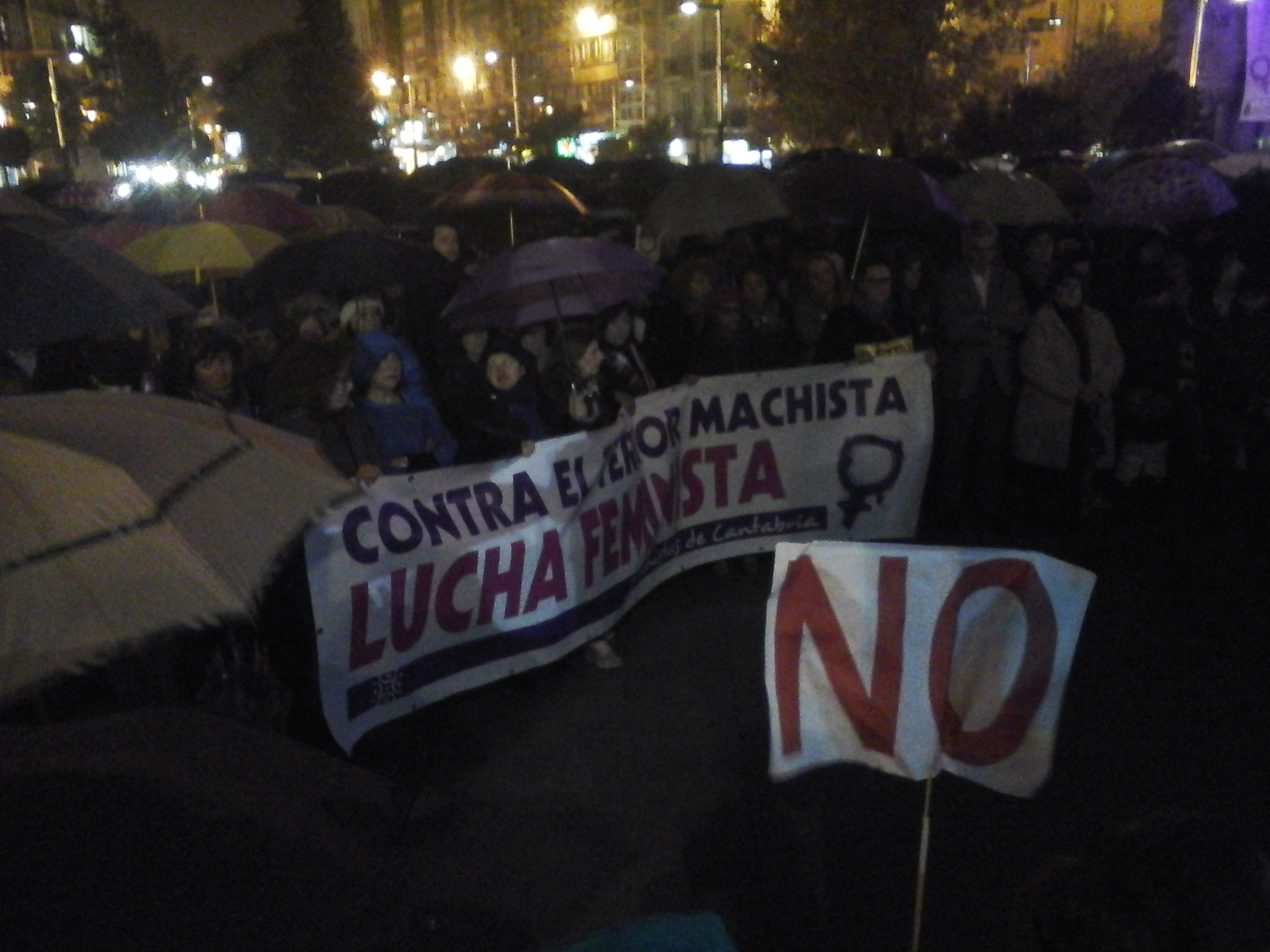 Manifestantes en la Plaza del Ayuntamiento