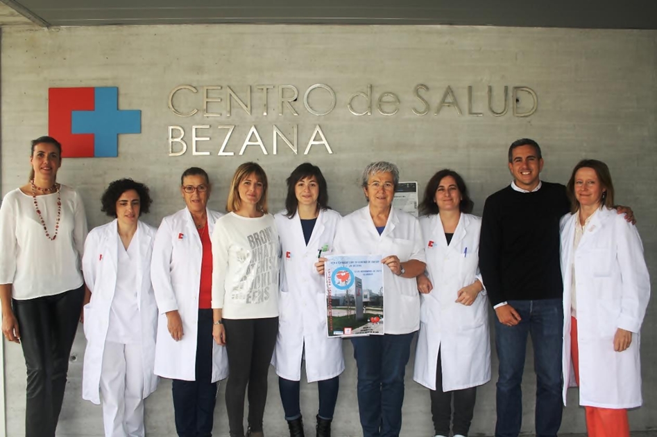 Verónica Samperio, Pablo Zuloaga y la concejala de Deportes. Anabel Rojo, con el personal de enfermería del Centro de Salud de Bezana.