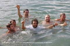 Fidel Turienzo, dándose el clásico chapuzón al terminar la regata con otros participantes de la Mini Transat 2015.
