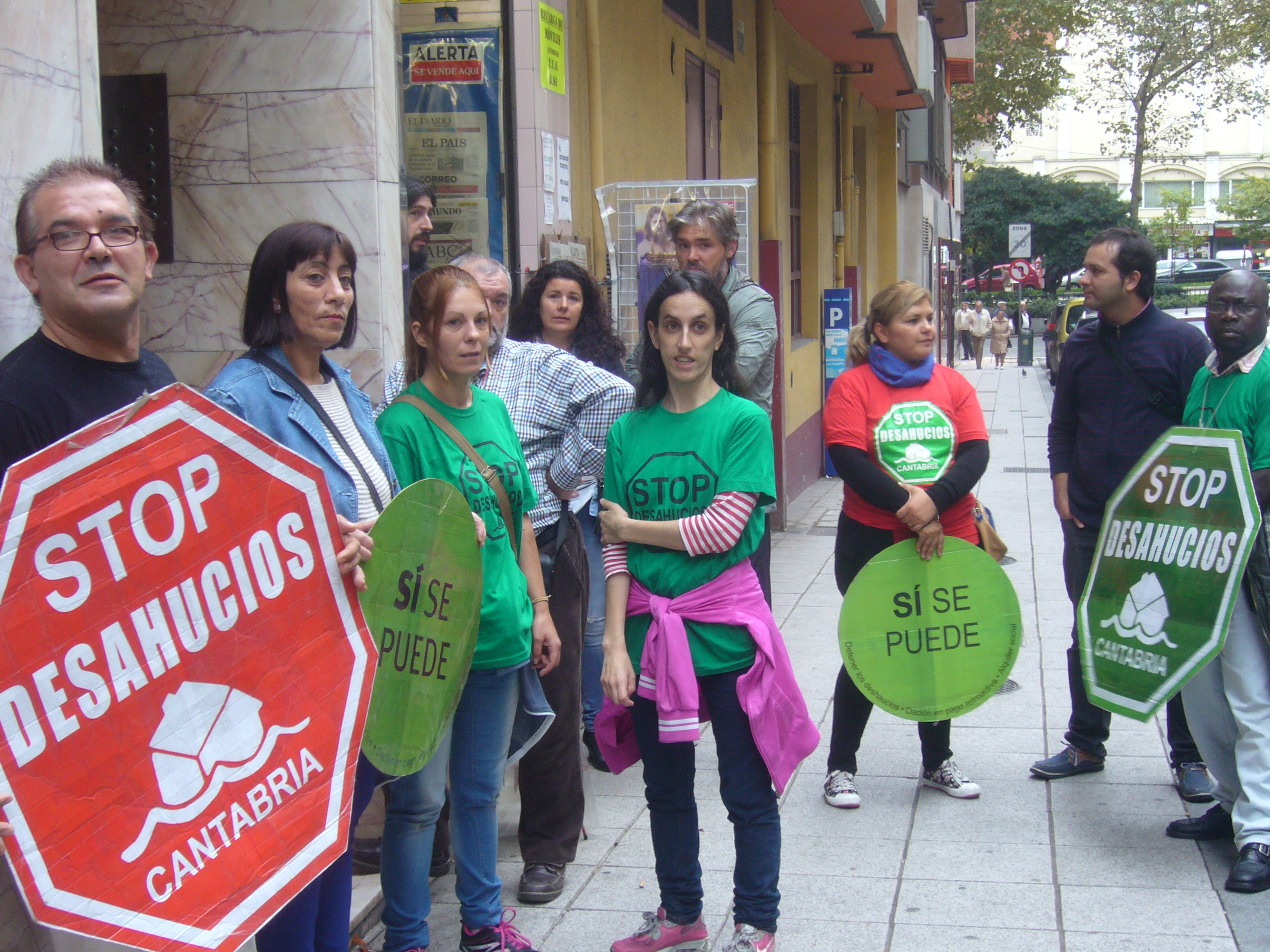 Activistas antidesahucios en un desahucio en Santander el pasado mes de noviembre.