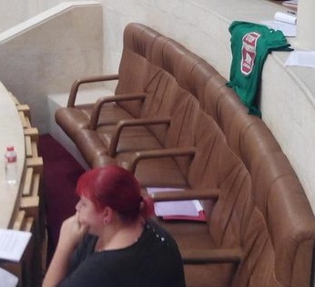 Una camiseta contra los desahucios durante la intervención de Blanco en el Parlamento